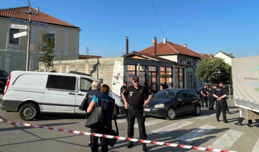 Vlasnik objekta na Trgu patrijarha Varnave u Pljevljima prijeti samospaljivanjem, rušenje odloženo