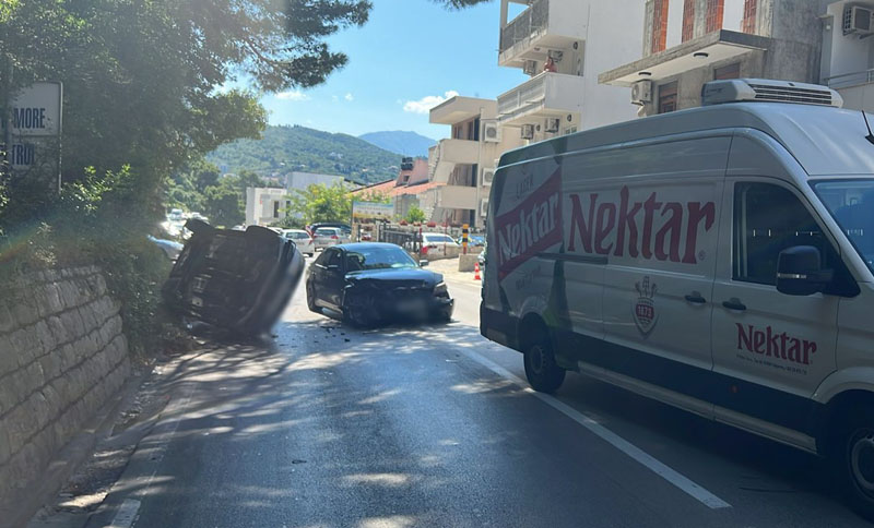 Sudar tri vozila u Sutomoru: Povrijeđena jedna osoba, saobraćaj obustavljen