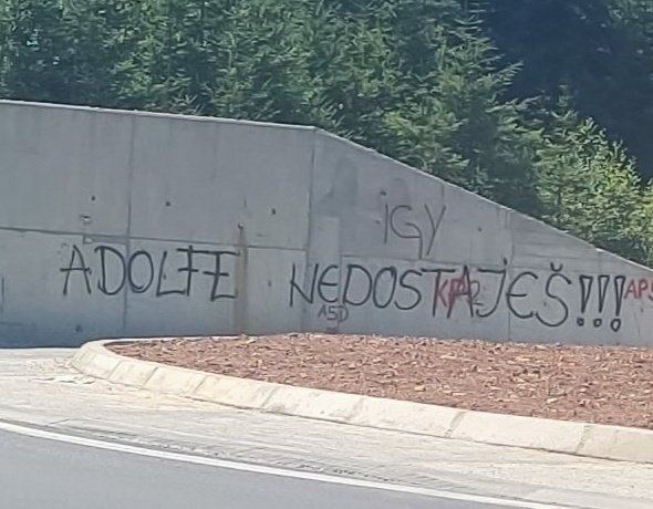 Morbidan grafit kod Rožaja: „Adolfe nedostaješ“ nevidljiv za eksperte „ulične“ umjetnosti iz DPS-a, SD(P)-a…