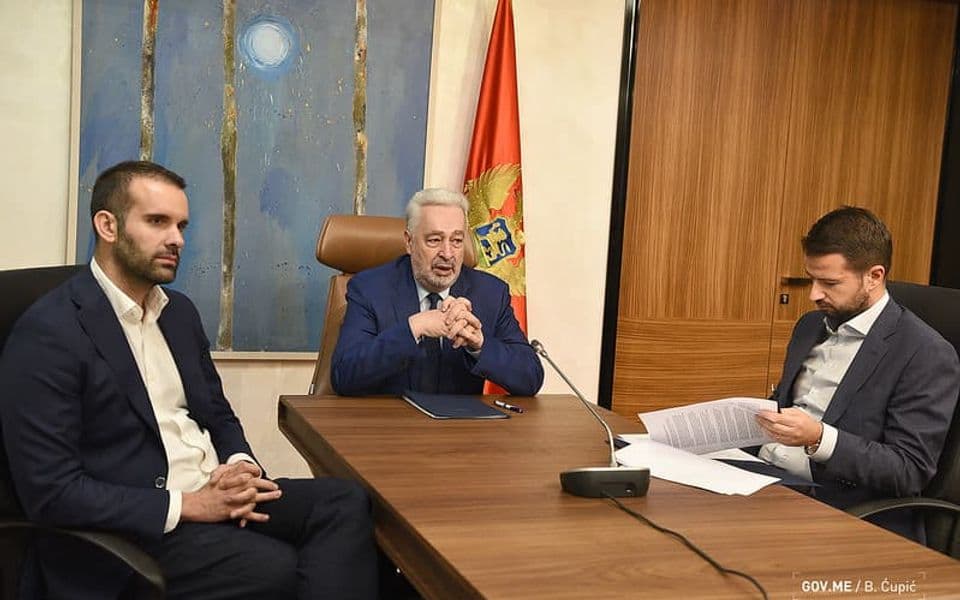 ZDRAVKOV VRTIĆ SE IGRA POLITIKE