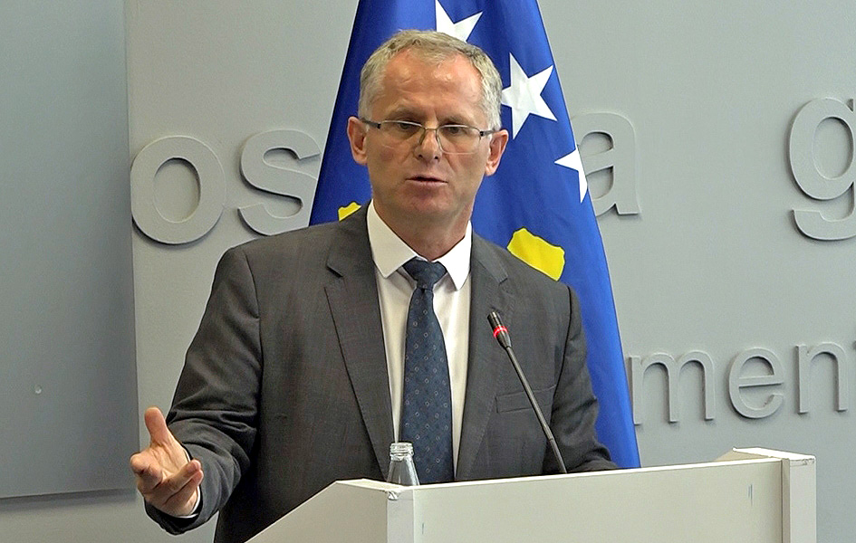Bisljimi pažljivo prati sve što se govori u Skupštini Srbije (VIDEO)