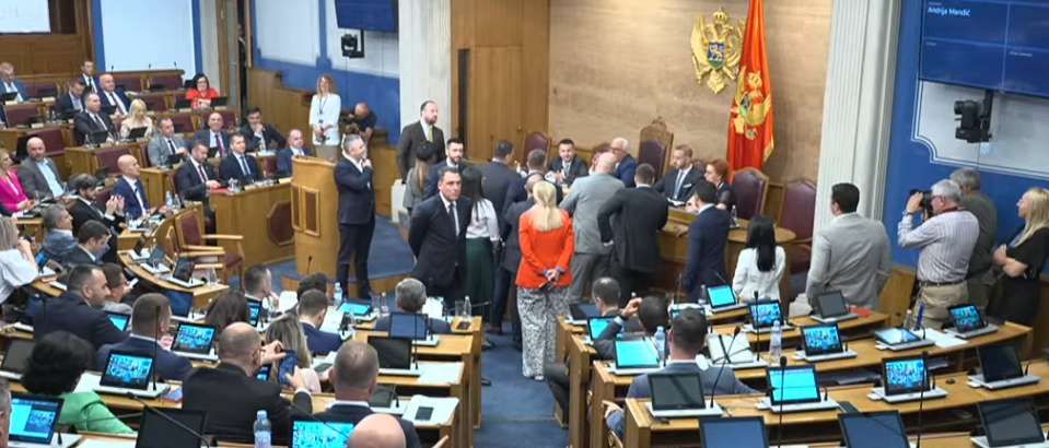 Premijerski sat završen prije nego što je i počeo: DPS blokirao Skupštinu, Mandić zaključio sjednicu (VIDEO)