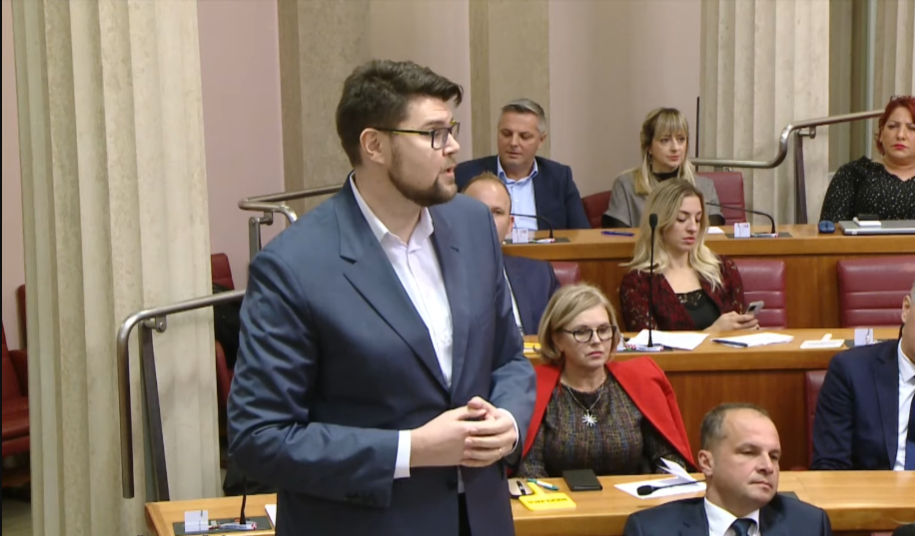 Hrvatima smeta istina, pa iznose teorije zavjere: Rezolucija o genocidu u Jasenovcu donesena zbog dnevnopolitičkih odnosa, Mandić odradio prljavi posao za Vučića