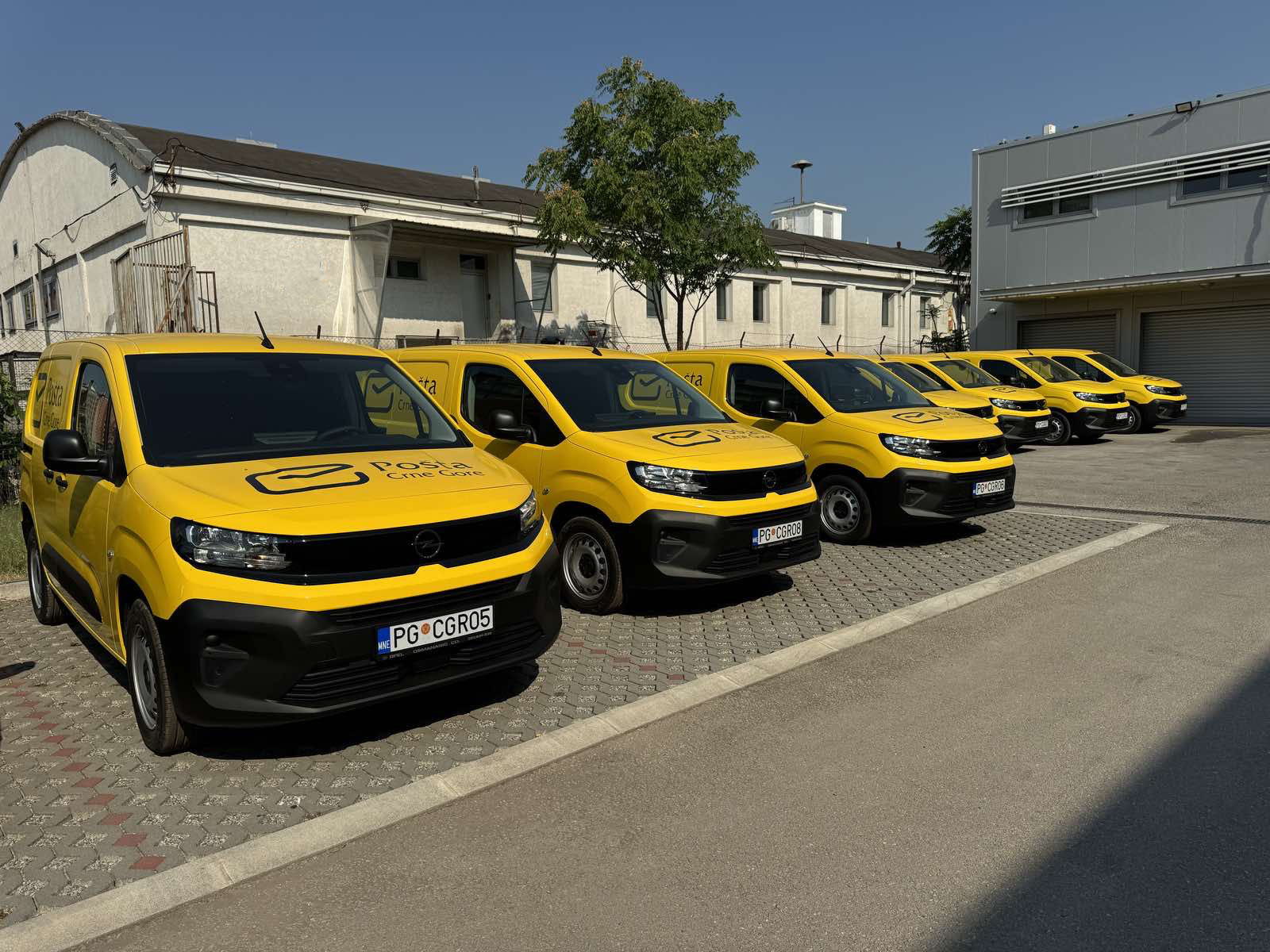Sedam novih dostavnih vozila u voznom parku Pošte Crne Gore