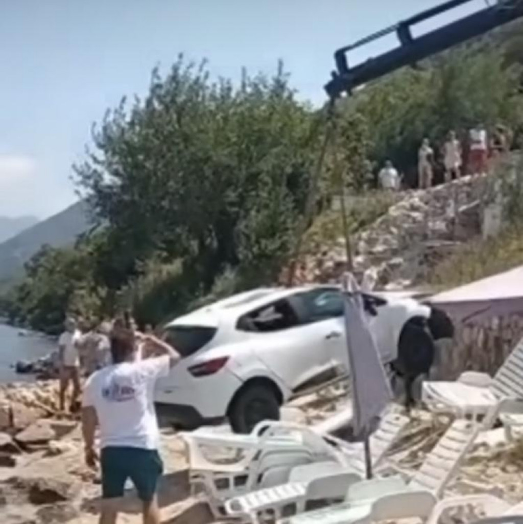 Automobil završio u moru u Kostanjici