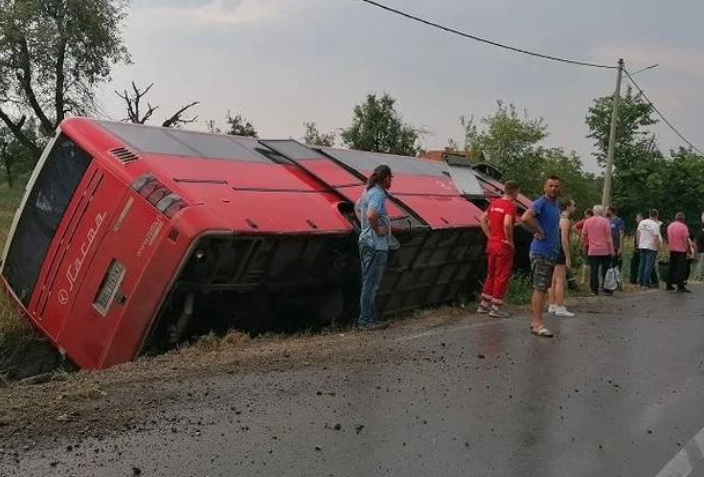 Teška saobraćajna nesreća: Autobus sletio sa puta!