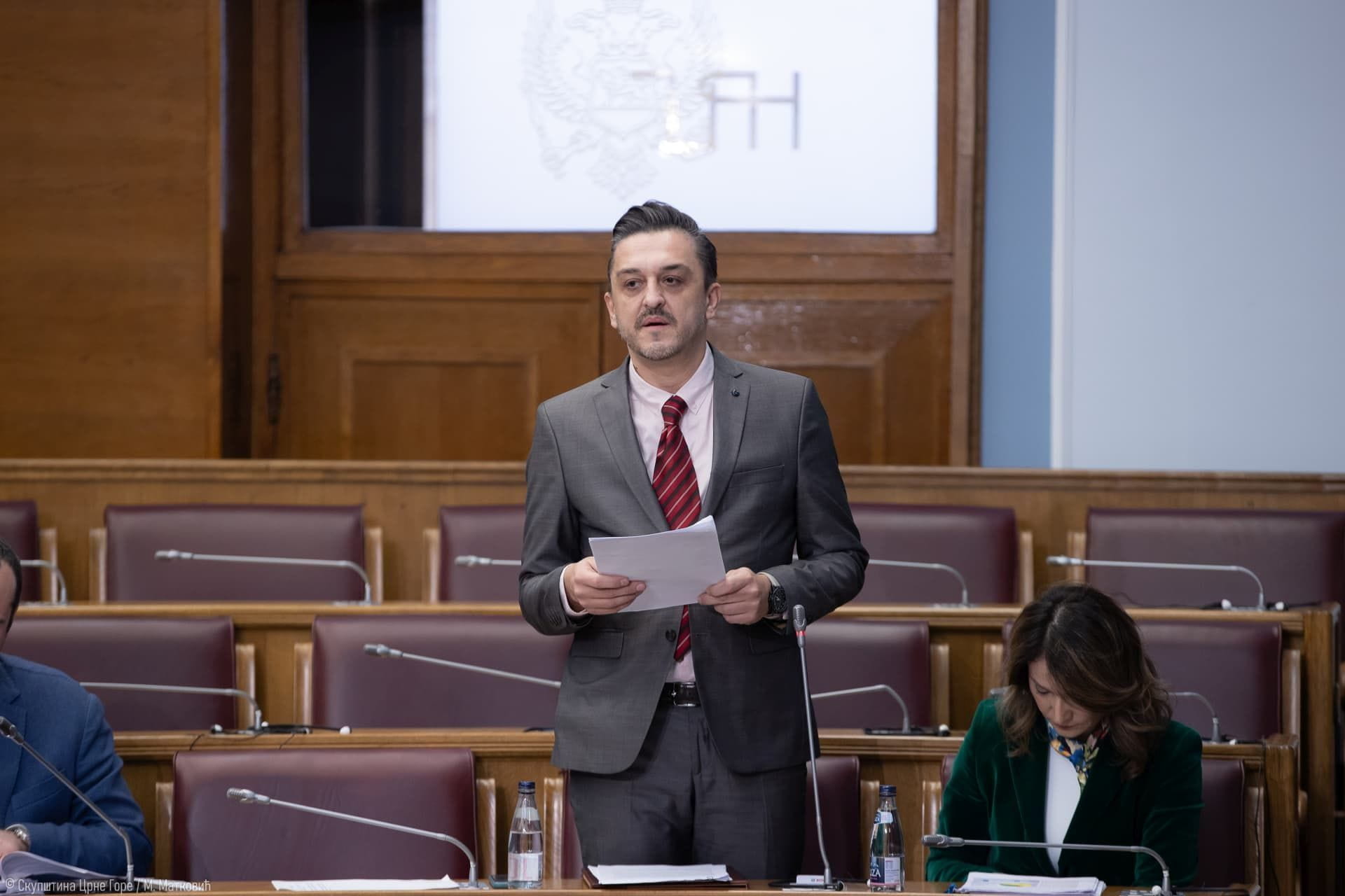 Vuković: Oko 300 hiljada zaposlenih od 1. oktobra primiće uvećane zarade