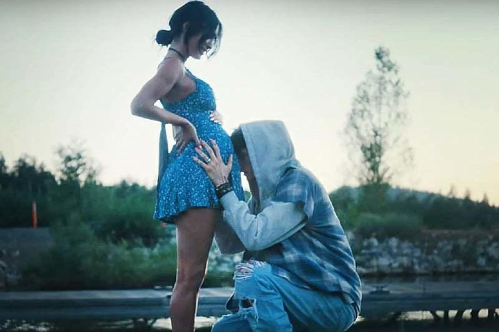 Megan Fox pokrenula glasine o trudnoći u novom spotu svog dečka