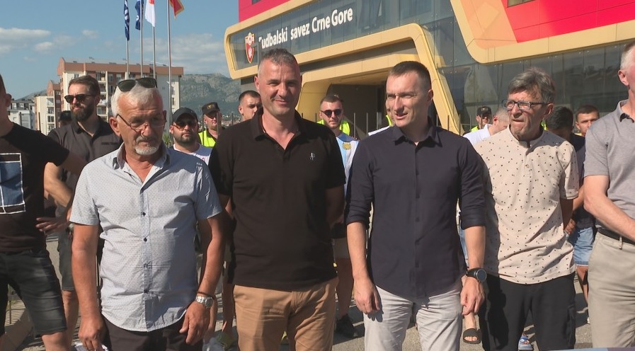 I Zećani protestvovali ispred Fudbalskog saveza Crne Gore