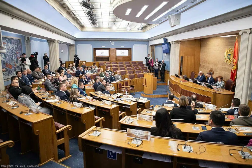 Pročitajte ko od poslanika prima više od 2.000 evra mjesečnu platu