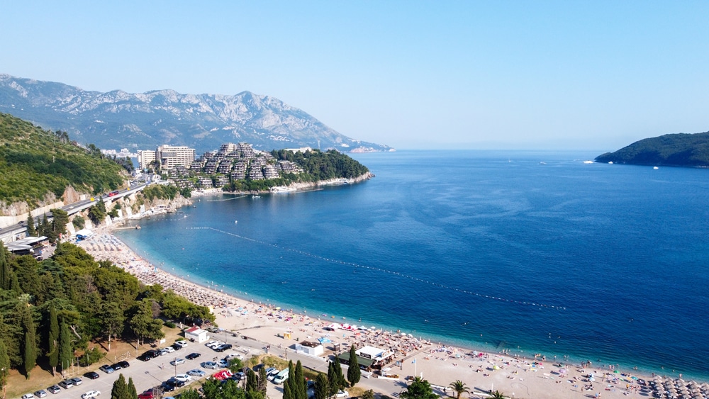 Državljanin Srbije krao u Budvi: „Opelješio“ 15 osoba na plažama