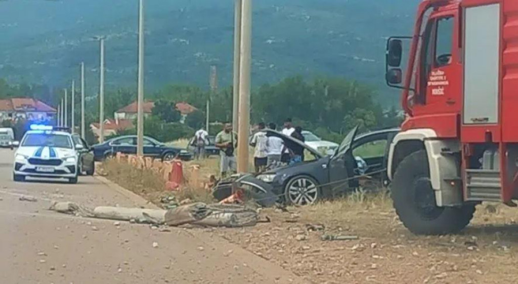 Saobraćajna nezgoda u Nikšiću: Auto prešlo u suprotnu traku, pa se zakucalo u stub rasvjete