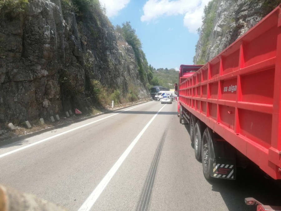 Saobraćajna nesreća na putu Nikšić – Podgorica: Poginula jedna osoba