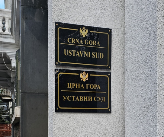 USTAVNI SUD CRNE GORE NEMA ZAKONSKU OBAVEZU DA ODLUČUJE U ODREĐENOM ROKU – NEGATIVNE POSLEDICE PO PRAVNU SIGURNOST