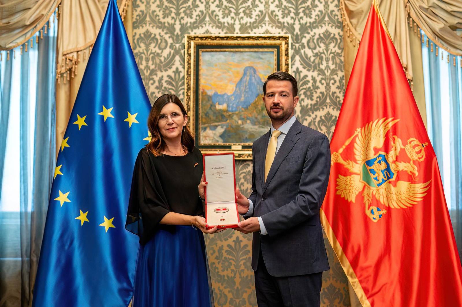 Milatović uručio Popi orden Crnogorske zastave drugog stepena