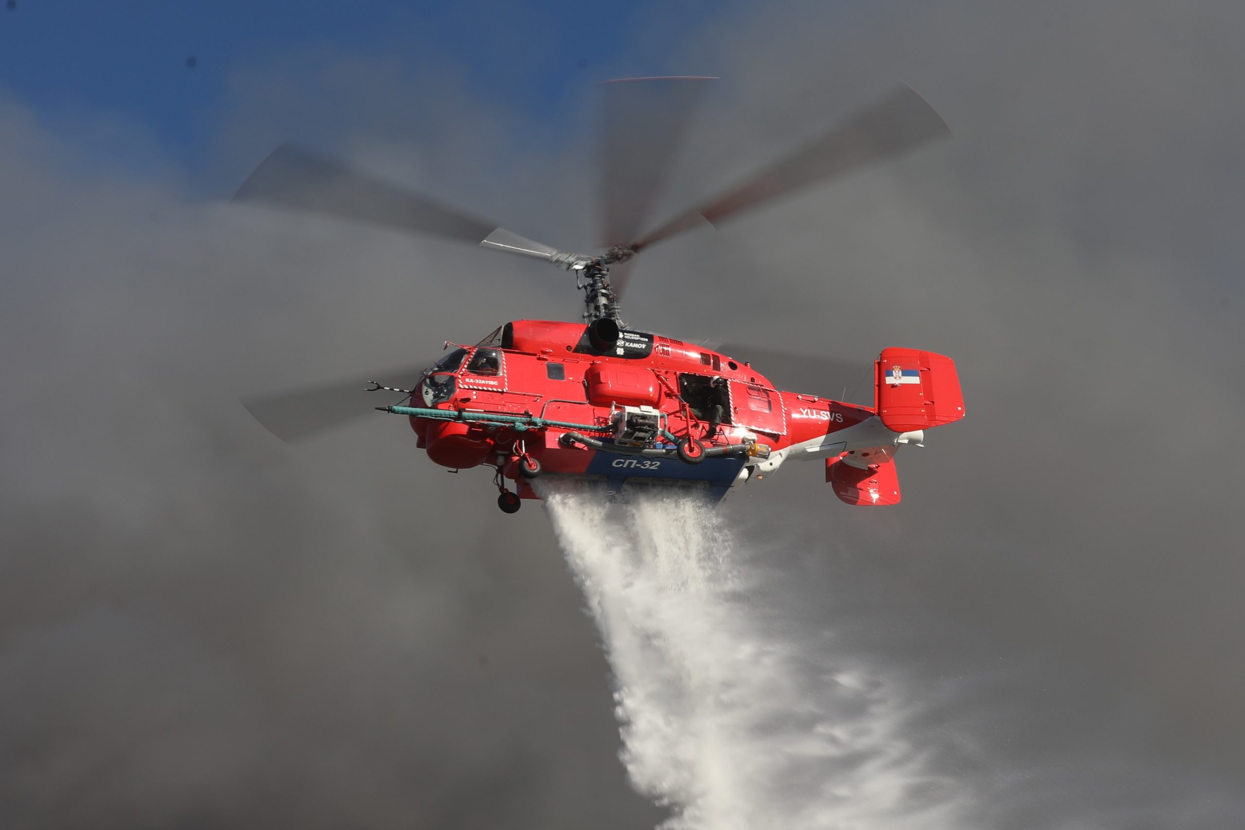 Helikopterska jedinica MUP Srbije pomaže u gašenju požara u Sjevernoj Makedoniji na dan njihove slav (FOTO)