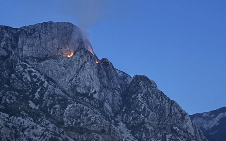 Požar iznad Reževića se spušta ka Jadranskoj magistrali