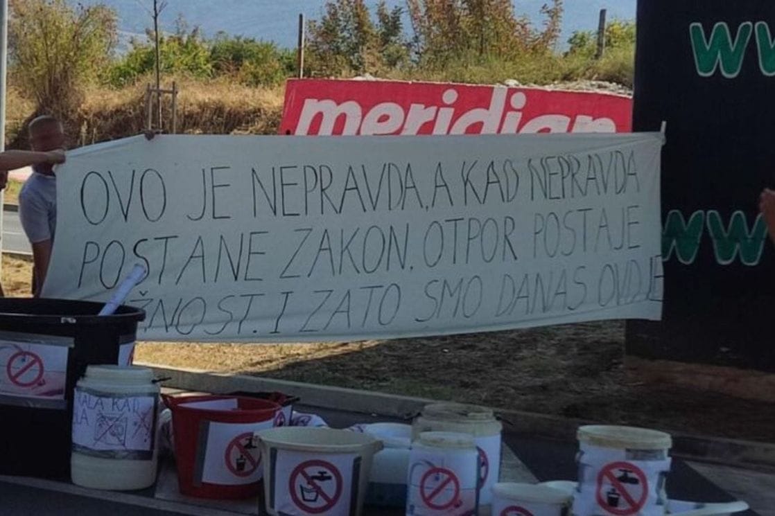 Mještani Kuće Rakića blokirali put Podgorica – Tuzi, tvrde da je direktor Vodovoda Tuzi odbio da ih primi