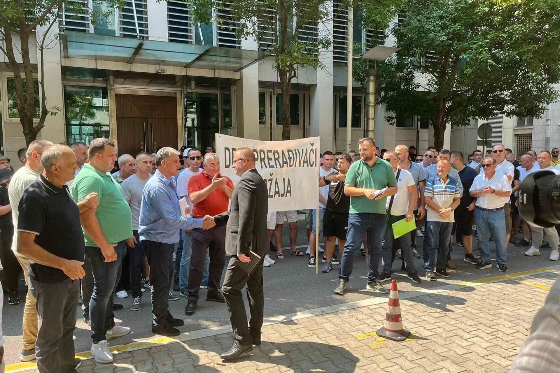 Drvoprerađivači protestuju ispred Vlade