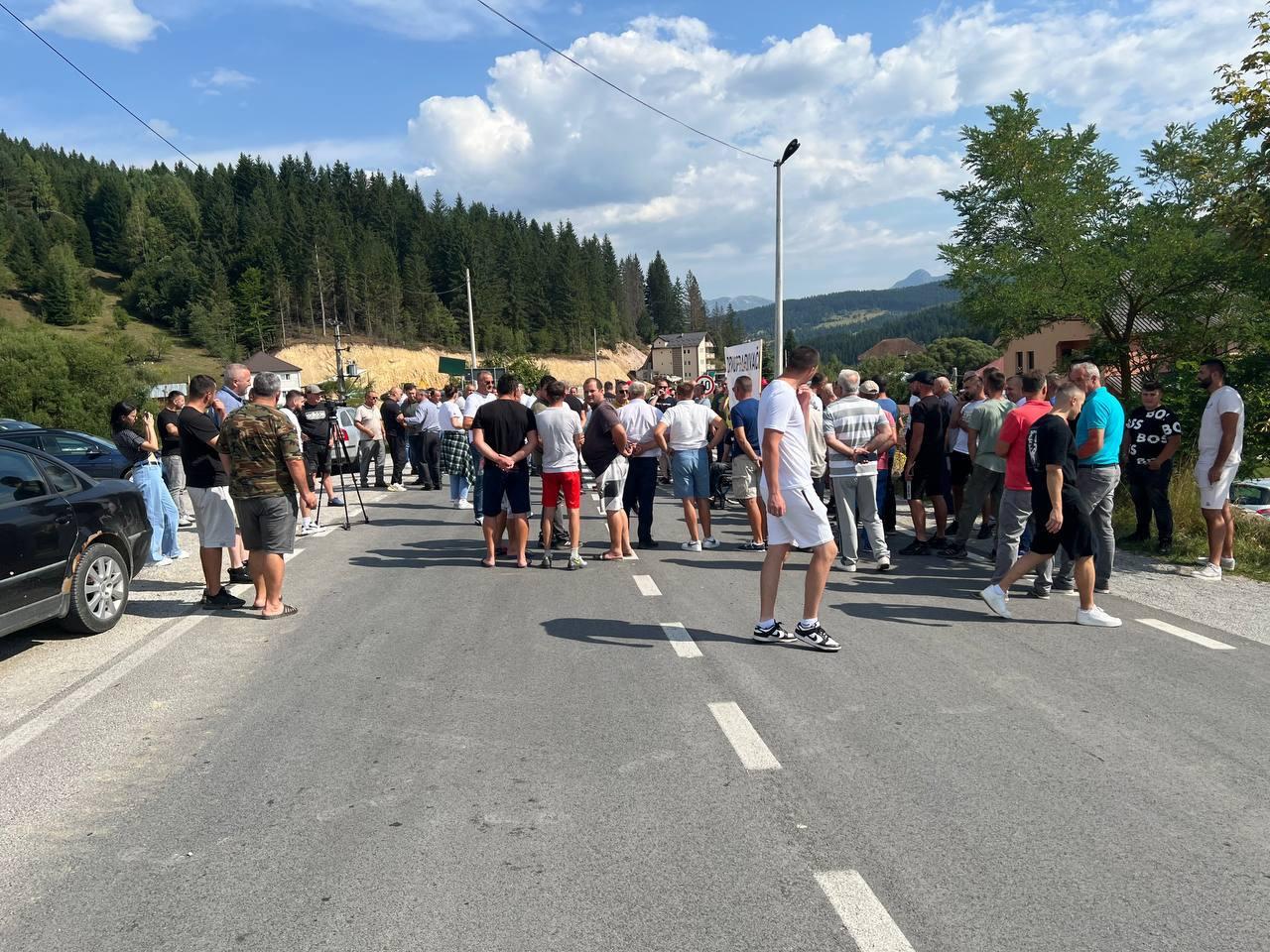 Drvoprerađivači sa sjevera blokirali magistralu Berane – Rožaje: Ukoliko se ne raspiše novi tender spremni smo da zauzmeno zgradu Vlade Crne Gore