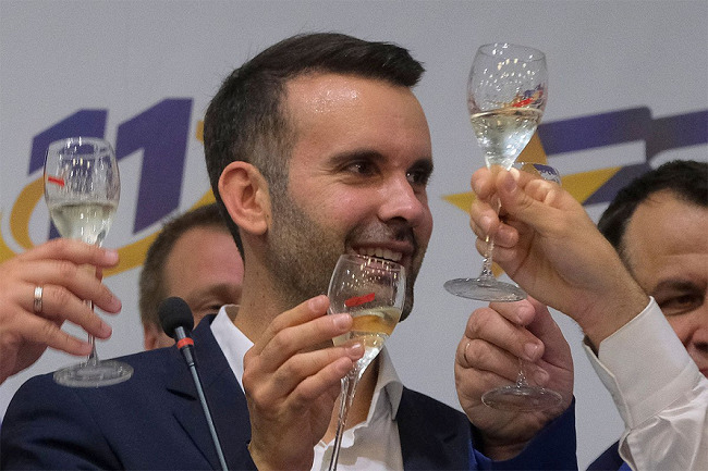 Spajić putovao o sopstvenom trošku a ne privatnim avionom: Prva i Druga familija tvrde da je premijer popio 400 čaša šampanjca za nepuna dva sata!