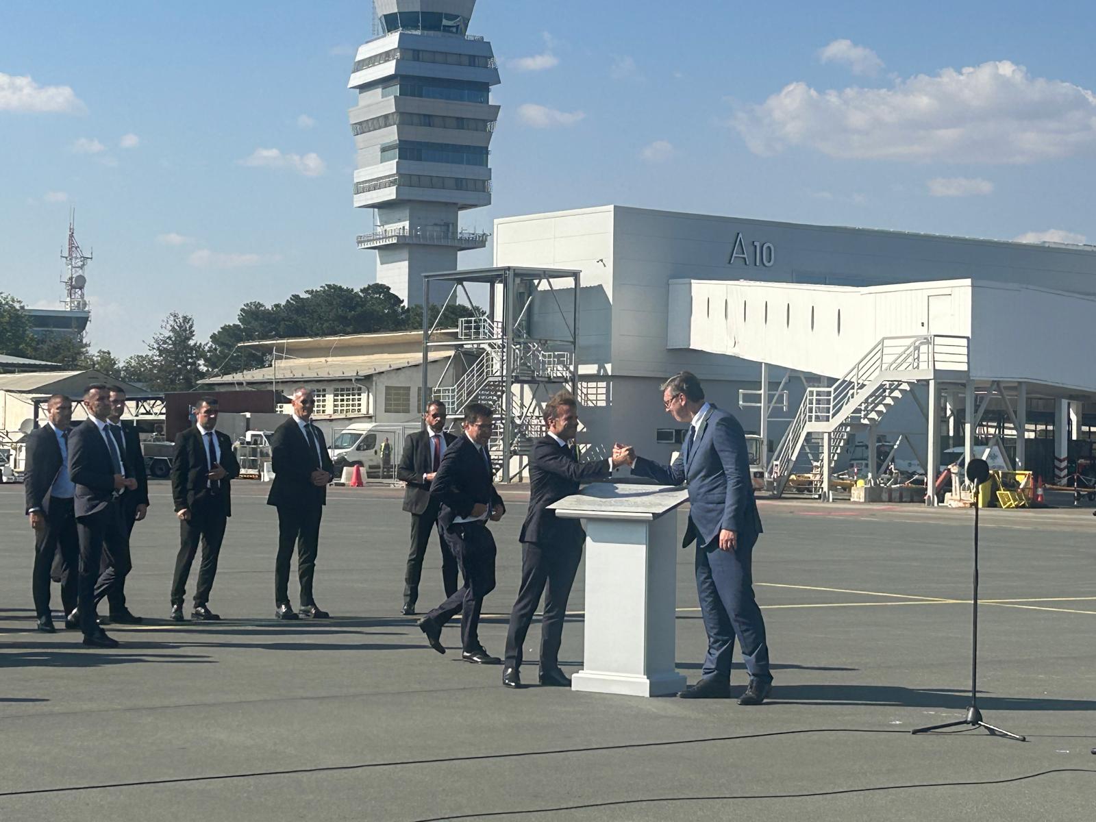 Makron završio posjetu: Nadam se da smo uspjeli da unaprijedimo odnose naše dvije zemlje; Znajte da je Francuska vjerni prijatelj Srbije (VIDEO)