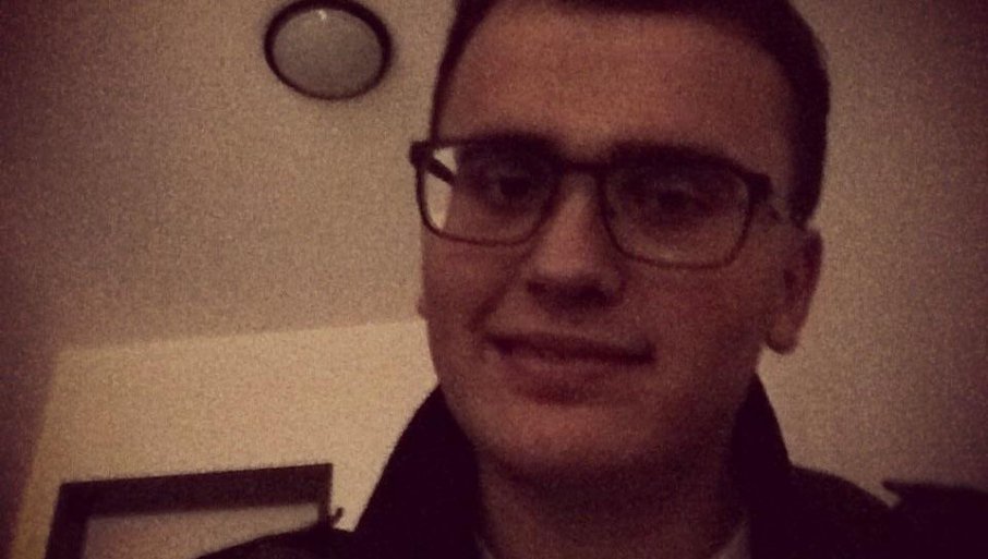 Ko je Denis Krasnići koji je uputio prijetnje ambasadama Srbije? Veliča teroriste OVK i borbu za „nezavinost“ tzv. Kosova