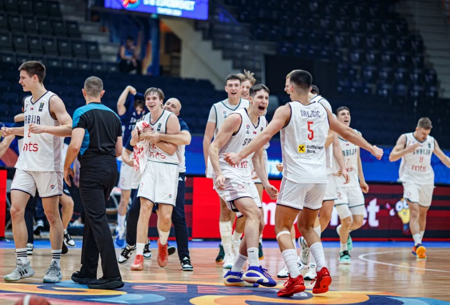 Kostić trojkom u poslednjoj sekundi drugog pordužetka donio juniorima Srbije finale Evropskog prvenstva