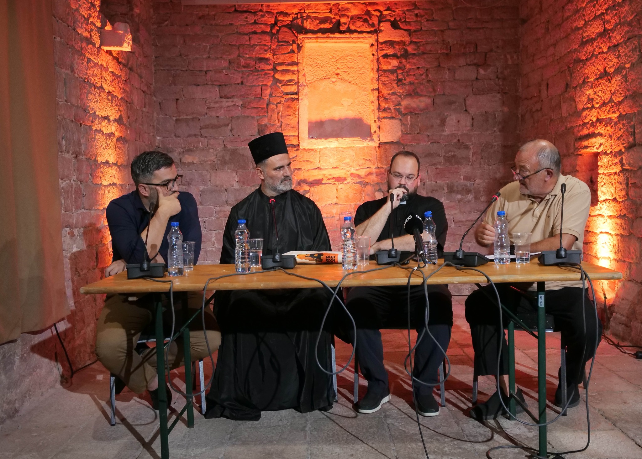 Diskusija o različitim aspektima vjere sinoć na Festivalu „Ćirilicom“