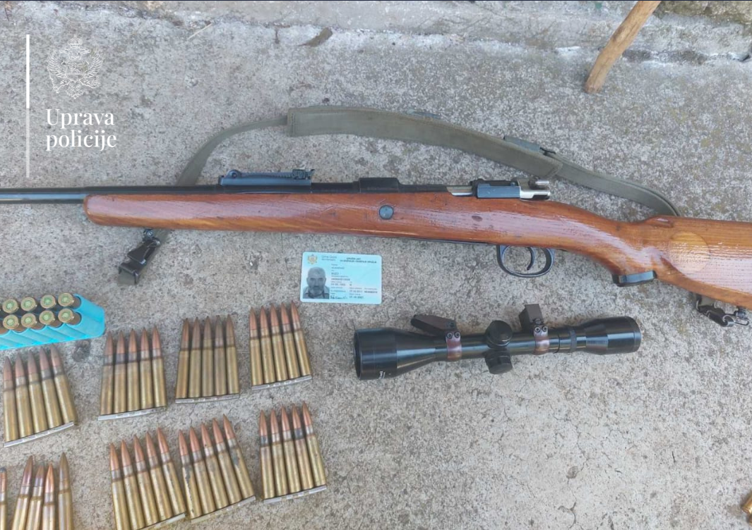 Uhapšene četiri osobe, policija pronašla oružje i municiju (FOTO)