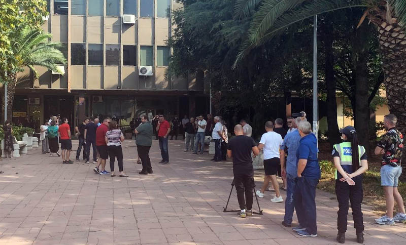 Crmničani protestuju ispred Opštine Bar