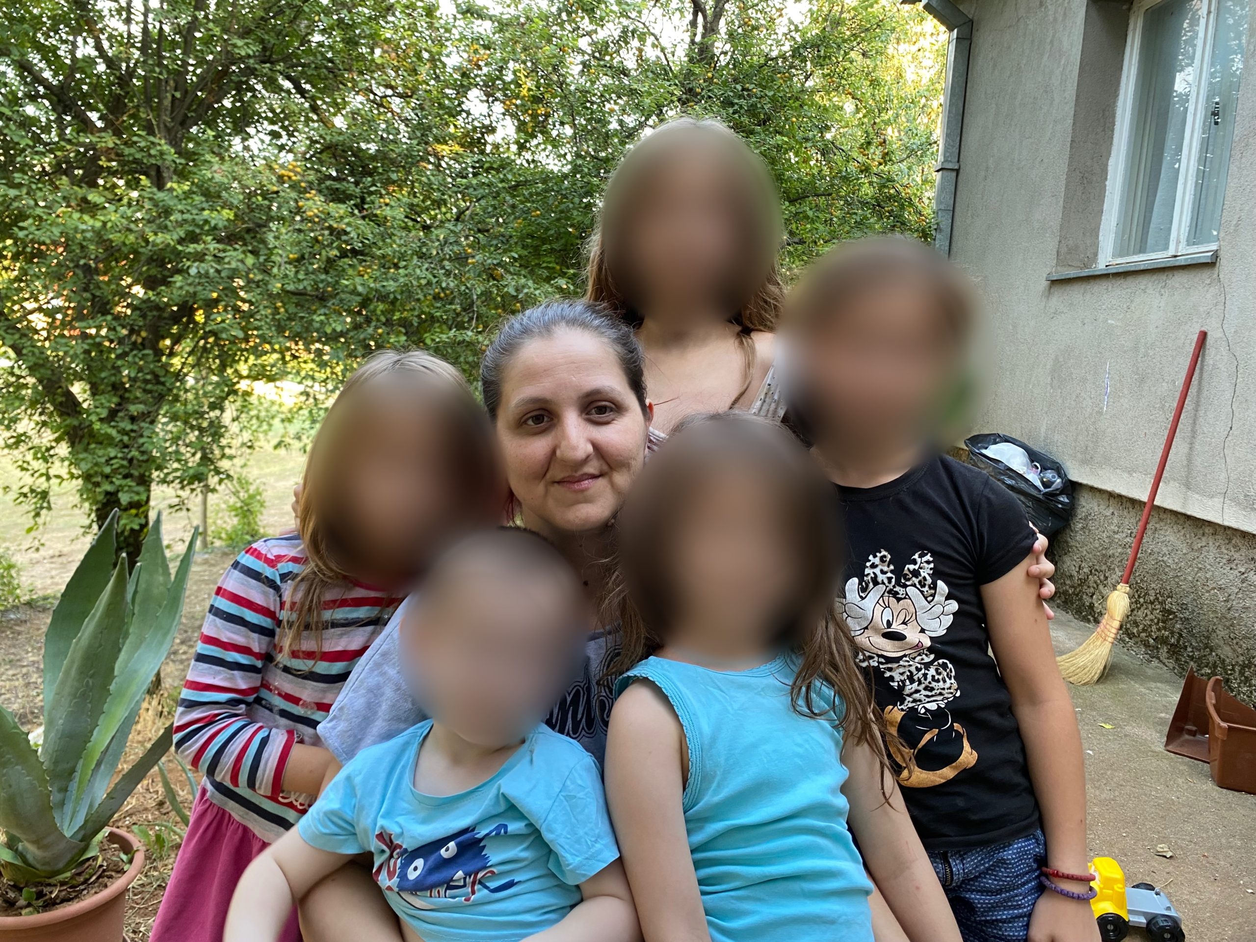 Apel samohrane majke: Bez državljanstva i zdravstvenog osiguranja primorani su da napuste dom do kraja avgusta, pomozite im da sakupe sredstva za kuću
