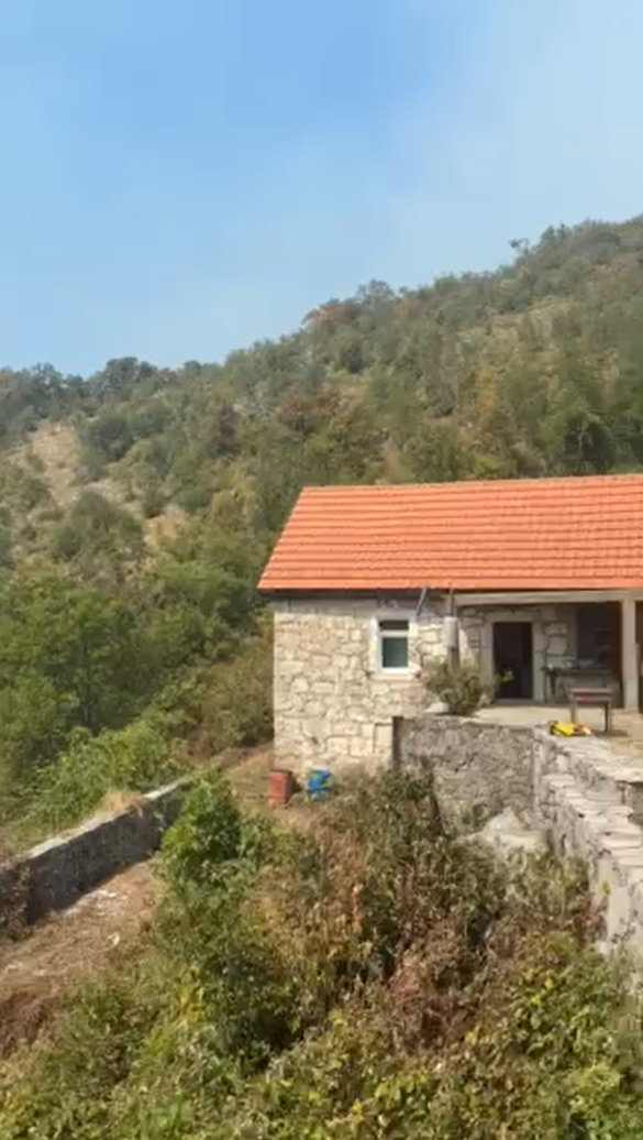 Služba zaštite i spašavanja Glavnog grada reagovala na tekst „Vijesti“: Podgorički vatrogasci već četvrti dan tokom svih 24 časa obezbjeđuju objekte u selu Orasi (FOTO/VIDEO)