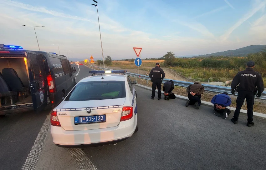 Uhapšeni zbog sumnje da su krali iz kola stranih državljana i povrijedili policajce