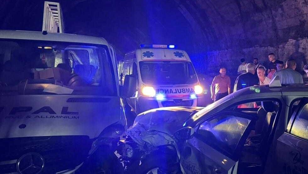 Saobraćajna nezgoda u tunelu kod Mogrena, troje povrijeđenih