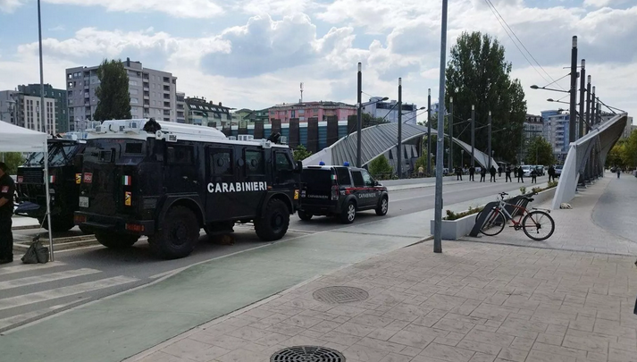 Zgrade institucija na sjeveru Kosmeta i dalje blokirane, ispred ulaza policija, Kfor na mostu na Ibru