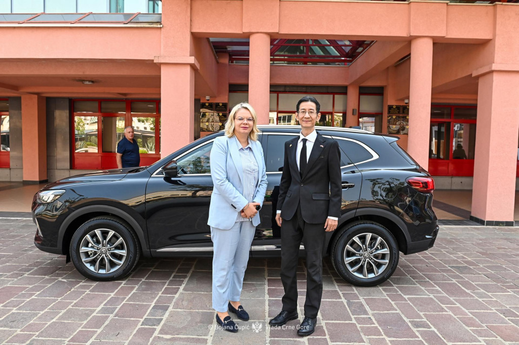Ambasada Kine donirala hibridni automobil Ministarstvu saobraćaja, Vukićević poručila: Imamu uspješnu saradnju na polju infrastrukture