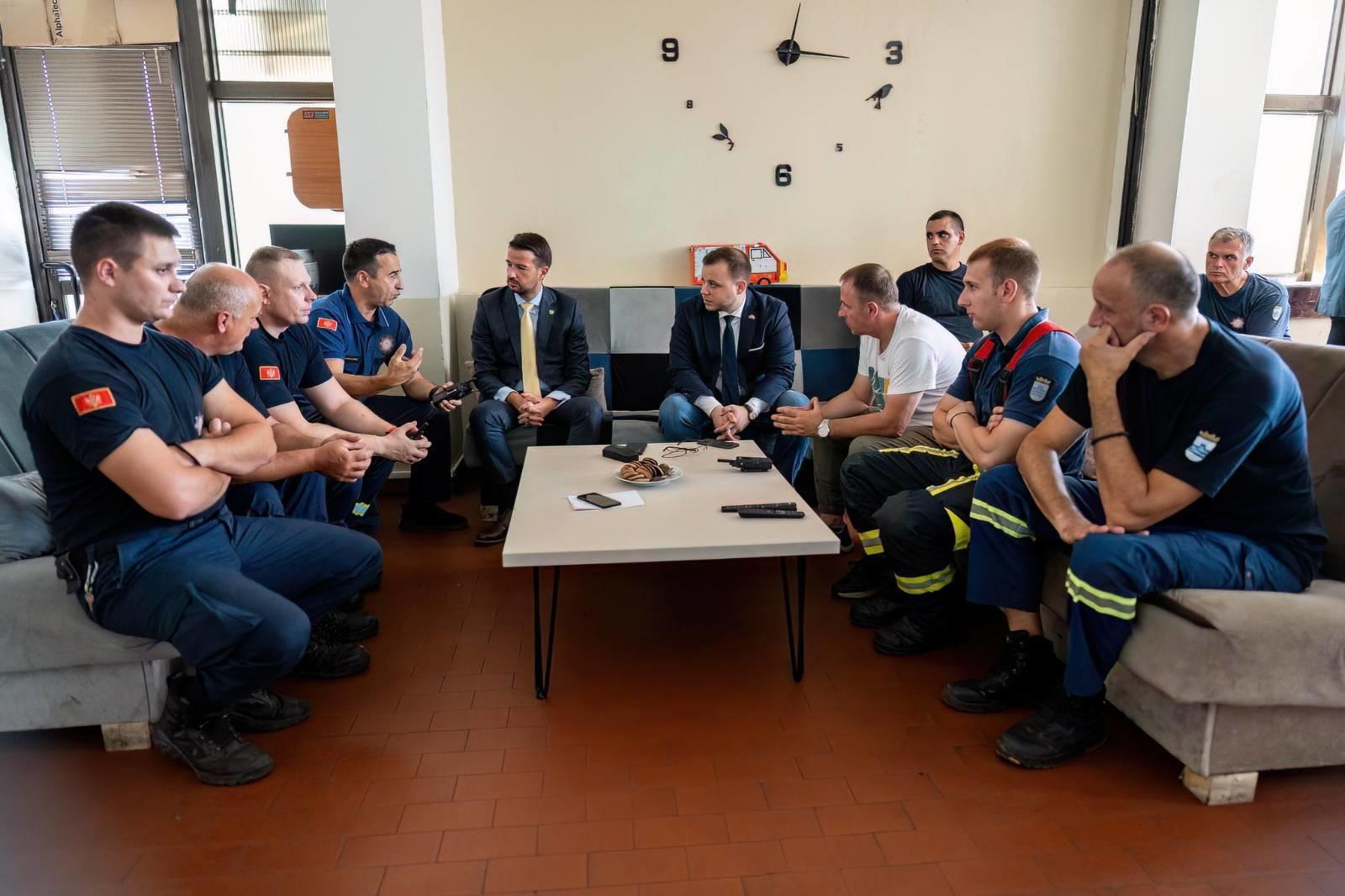 Milatović sa Rakčevićem počeo kampanju u Glavnom gradu: Predsjednik Crne Gore i zamjenik gradonačelnice Podgorice posjetili vatrogasce