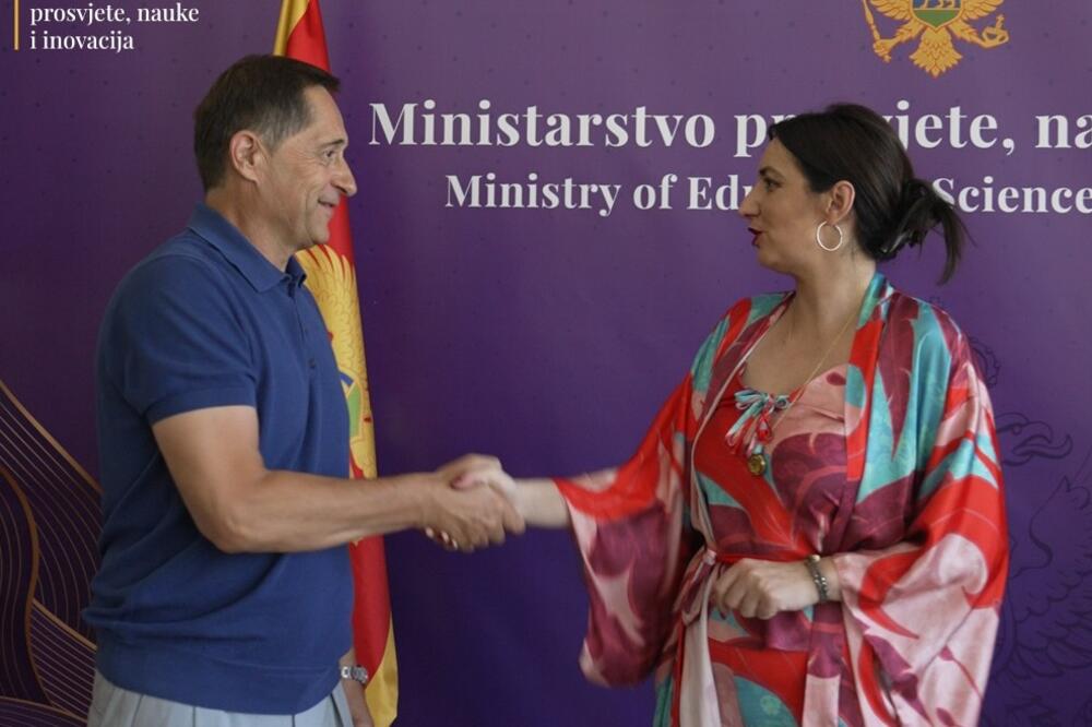 Ministarstvo prosvjete potpisalo ugovor sa kompanijom Osmanagić: Uskoro 21 novo vozilo za prevoz učenika
