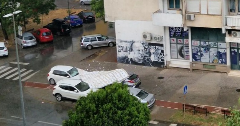 Pala fasada u Podgorici, oštećena tri automobila