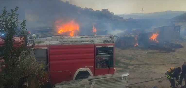 Veliki požar u Nikšiću, izgorjele barake u kojima su živjele porodice