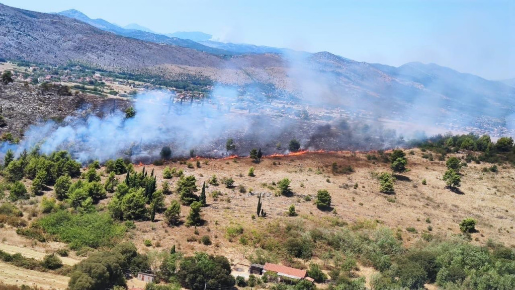 Vojska helikopterom nastavila gašenje požara u Crnoj Gori
