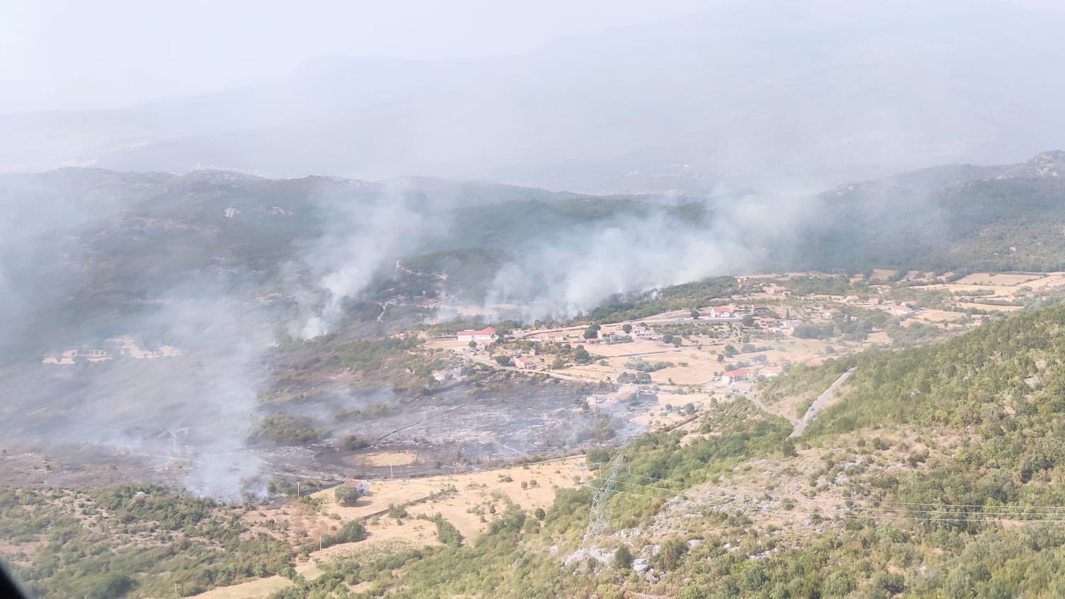 Helikopter Vojske gasi požare u naselju Dečići i selu Skoraći (VIDEO)