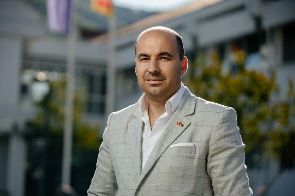 Rađenović: Poruka raznim Spajićima, Mandićima, Čarapićima i ostalim koji ih podržavaju, poput Bečića, Jokovića, Ibrahimovića… – dalje ruke od Svetog Stefana