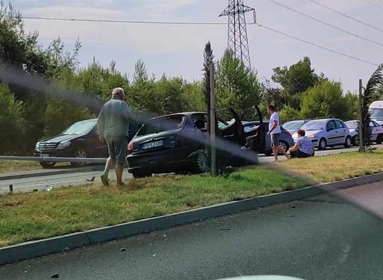 Nesreća na putu Podgorica-Zeta, oboren stub od rasvjete