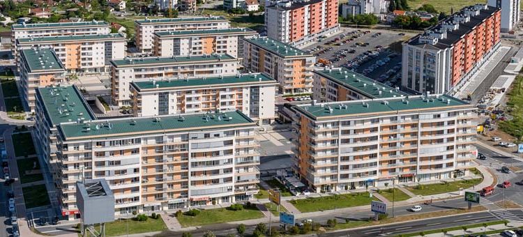 Muškarac demolirao automobile u podgoričkom naselju Siti kvart (VIDEO)
