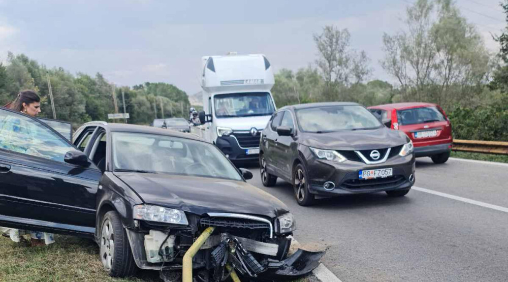 Saobraćajna nezgoda u Zeti, automobil „pokupio“ ogradu pored puta