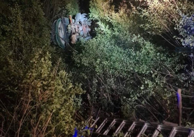 Ulcinj: Kamion sletio sa puta, vatrogasci spasili dvije osobe