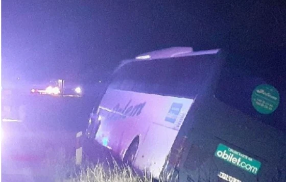 Sudar autobusa i dva automobila na Ibarskoj magistrali, lakše povrijeđeno šest osoba
