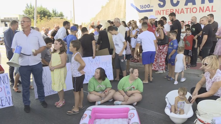 Mještani naselja „Kuće Rakića“ protestvovali zbog nestašice vode: Traže smjene direktora Vodovoda i predsjednika MZ
